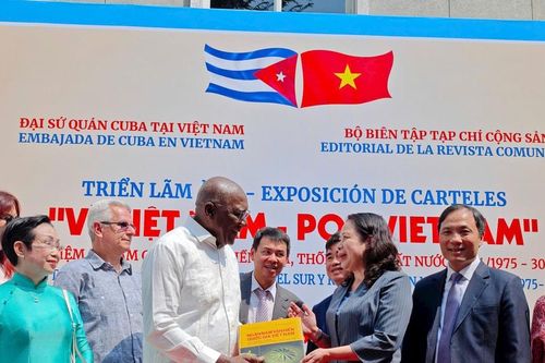 2 Phó Chủ tịch nước Việt Nam và Cuba dự triển lãm cổ động 'Vì Việt Nam'
