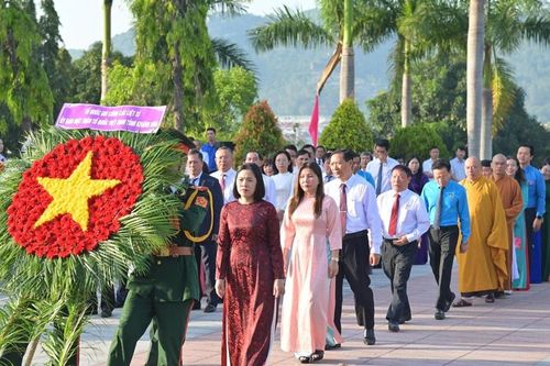 Khánh Hòa: Dâng hương liệt sĩ tại Nghĩa trang Hòn Dung