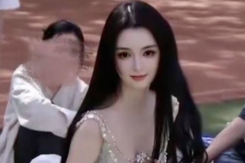 Cô gái bị chỉ trích vì 'đẹp một cách khó tin' ở Trung Quốc