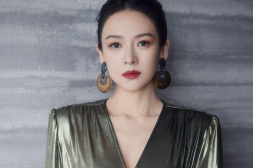 Chương Tử Di ngồi xe lăn sau tai nạn