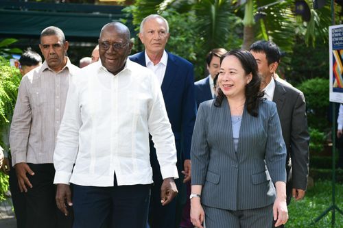 Tinh thần 'Vì Việt Nam' của nhân dân Cuba qua triển lãm dịp 30/4