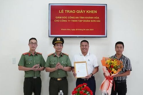 Giám đốc Công an tỉnh Khánh Hòa tặng giấy khen cho Tập đoàn Sơn Hải