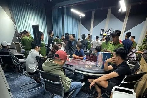 Phá sới bạc núp bóng Poker tại Bình Dương, 48 đối tượng bị tạm giữ