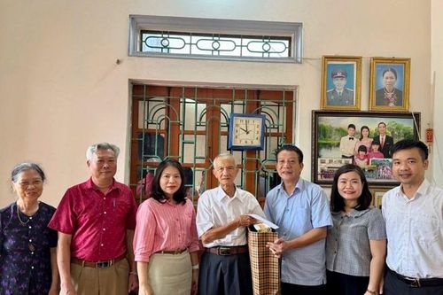 Thường trực Huyện ủy Sóc Sơn thăm, tặng quà tri ân người có công nhân dịp 30/4