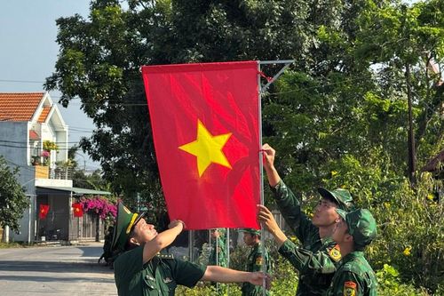 Cờ đỏ sao vàng rợp phố phường