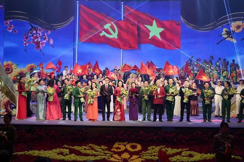 Ba giọng ca vàng của làng nhạc cách mạng hòa giọng trong chương trình 'Đảng trong mùa Xuân đại thắng'
