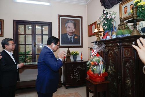 Thủ tướng Phạm Minh Chính dâng hương tưởng nhớ các đồng chí Phạm Hùng, Võ Văn Kiệt, Phan Văn Khải