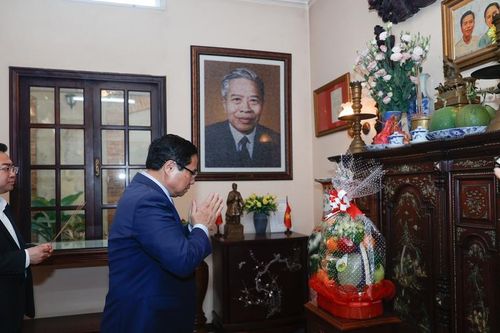 Thủ tướng Phạm Minh Chính dâng hương tưởng nhớ các đồng chí Phạm Hùng, Võ Văn Kiệt, Phan Văn Khải