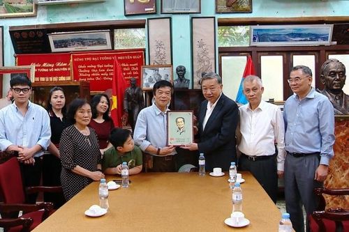 Tổng Bí thư Tô Lâm dâng hương tưởng nhớ Đại tướng Võ Nguyên Giáp và Đại tướng Văn Tiến Dũng