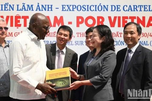 Đặc sắc Triển lãm ảnh 'Vì Việt Nam - Por Vietnam'
