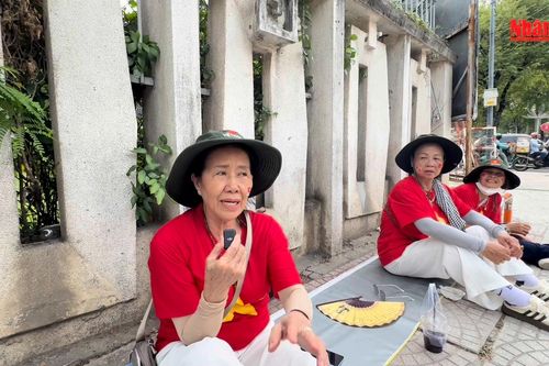 Bất chấp nắng nóng, người dân xếp hàng trước gần 20 tiếng đồng hồ