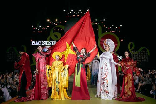 Nhà thiết kế Thạch Linh kể chuyện 'Tinh hoa Kinh Bắc' bằng thời trang