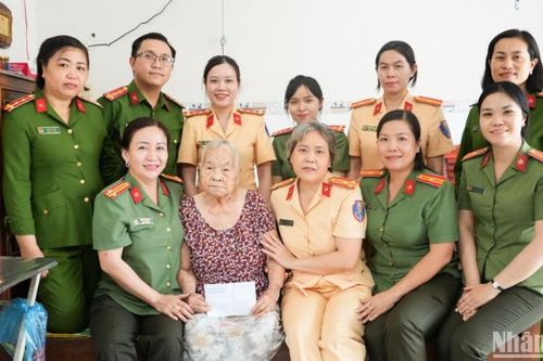 Cần Thơ thăm, tặng quà Mẹ Việt Nam Anh hùng