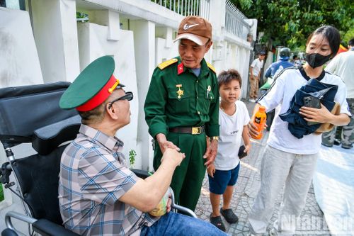 Người dân chọn chỗ xem diễu binh từ trưa ngày 29/4