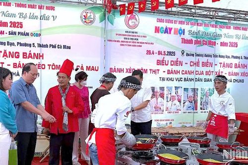 Thưởng thức bánh miễn phí tại Ngày hội bánh dân gian Nam Bộ ở Cà Mau