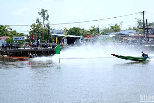 Khoảnh khắc vỏ lãi chạy 'xé gió' trên sông nước Cà Mau