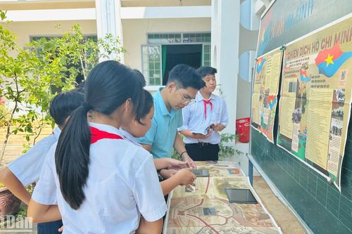 Người dân tỉnh Bình Thuận hào hứng với phụ san đặc biệt của Báo Nhân Dân