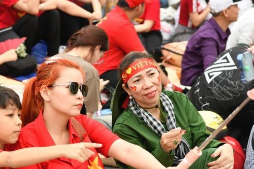 TP Hồ Chí Minh: Người dân đổ về bến Bạch Đằng, trải bạt xuyên đêm chờ xem Lễ diễu binh sáng 30/4