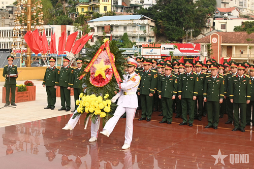 Đoàn đại biểu, Đảng ủy Bộ CHQS tỉnh Quảng Ninh dâng hoa, dâng hương tưởng niệm