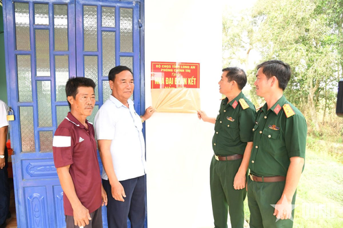 Bộ CHQS tỉnh Long An trao tặng nhà đại đoàn kết