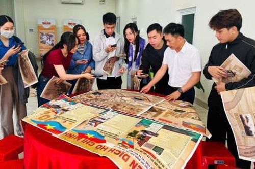 Người dân Đà Nẵng thích thú đón nhận phụ san đặc biệt kỷ niệm 50 năm Ngày Giải phóng miền Nam