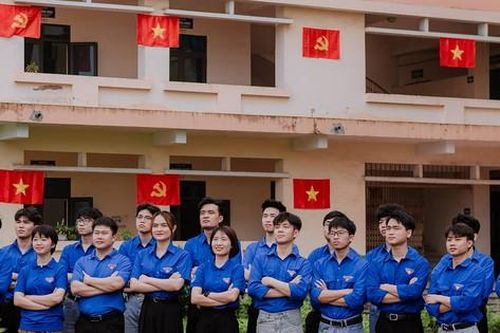 Đường cờ đỏ thắm sinh viên tri ân lịch sử theo cách rất riêng
