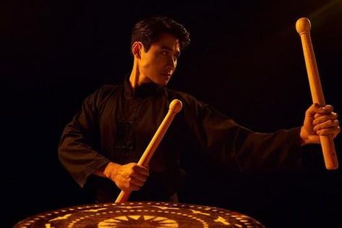 'Nam vương' Tuấn Ngọc tự học nhạc cụ dân tộc để tự tay làm dự án đặc biệt, thể hiện tinh thần bất khuất dịp Đại lễ 30/4