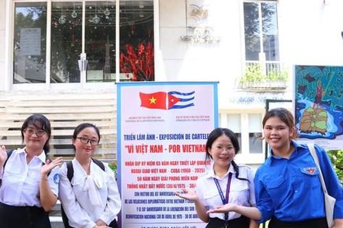 Bạn trẻ hiểu thêm về tình hữu nghị Việt Nam – Cu Ba qua triển lãm tranh áp phích cổ động 'Vì Việt Nam'