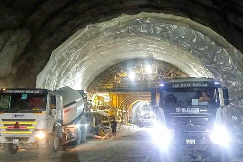 Công trường đường cao tốc Quảng Ngãi - Hoài Nhơn thi công xuyên lễ