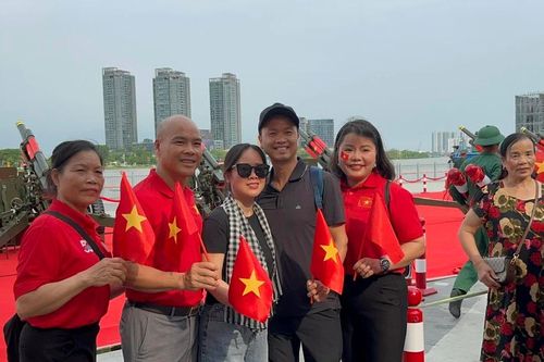 Ngay lúc này, dòng người đổ về trung tâm TPHCM