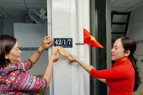 Người dân quận 1 phấn khởi nhận nhà mới trong không khí kỷ niệm ngày non sông thống nhất