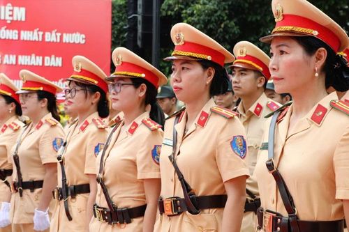 Khoảnh khắc đẹp của những 'bóng hồng' CSGT TPHCM