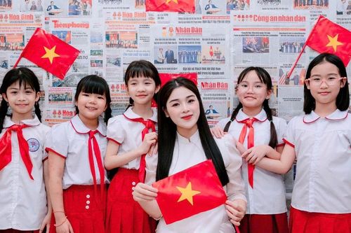 Trường học Thủ đô rực sắc đỏ chào mừng 50 năm non sông liền một dải