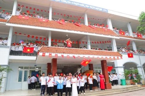 Trường học 'nhuộm đỏ trái tim tuổi trẻ' hướng về kỷ niệm 50 năm Giải phóng miền Nam