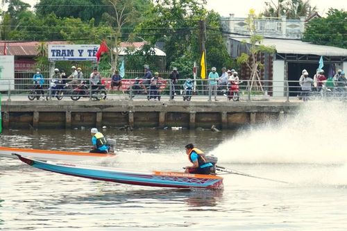 Người dân miền Tây đua vỏ máy, đua xuồng mừng ngày thống nhất đất nước