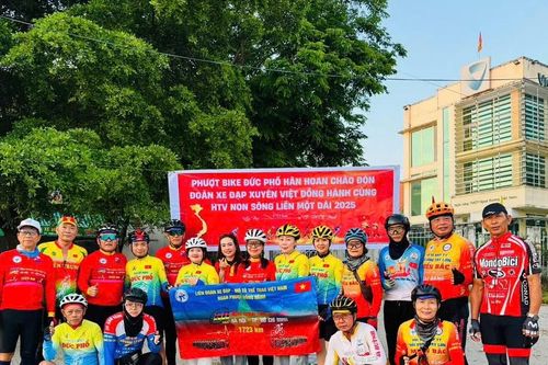Cựu chiến binh 70 tuổi cùng đoàn xe đạp từ Hà Nội đã cán đích tại TPHCM
