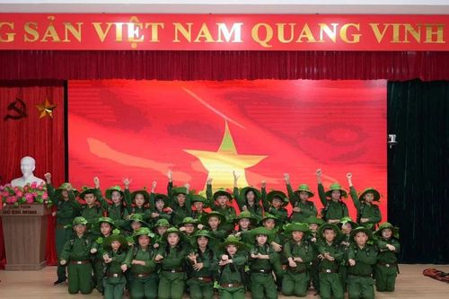 Thầy trò Lào Cai chào mừng Ngày Giải phóng Miền, nam thống nhất đất nước