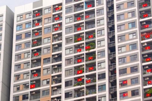 Cờ đỏ sao vàng phủ kín nhiều chung cư ở Hà Nội