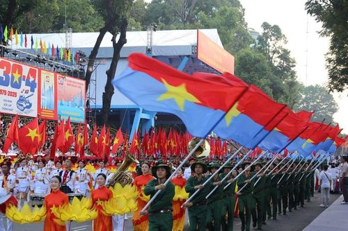 Nhiều bãi giữ xe được bố trí phục vụ người dân xem diễu binh đại lễ 30/4 tại TP HCM