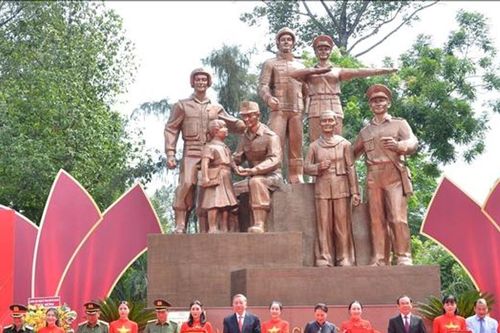 Tượng đài Công an nhân dân 'Vì bình yên cuộc sống' chính thức khánh thành tại TP HCM