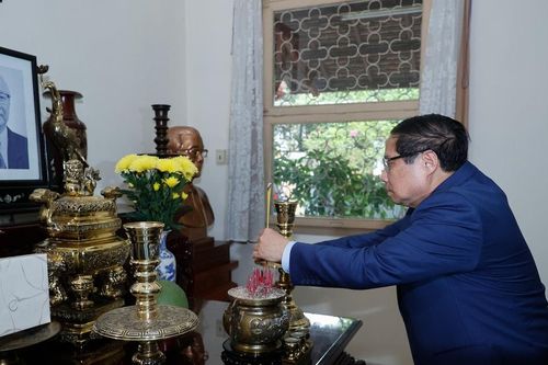 Thủ tướng Phạm Minh Chính dâng hương tưởng nhớ cố Chủ tịch Hội đồng Bộ trưởng Phạm Hùng, cố Thủ tướng Võ Văn Kiệt