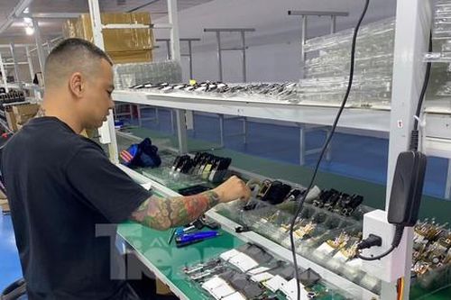 Đột kích xưởng sản xuất điện thoại 'chui' khuất nẻo ven thành phố Lạng Sơn