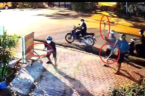 Nhóm đối tượng mang hung khí đập phá quán ăn ở Bình Dương