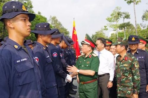 Lãnh đạo Bộ Quốc phòng thăm, tặng quà đoàn quân đội các nước luyện tập diễu binh, diễu hành