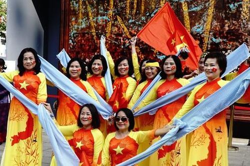 Người dân đổ dồn về trung tâm TPHCM trước chính lễ 30/4