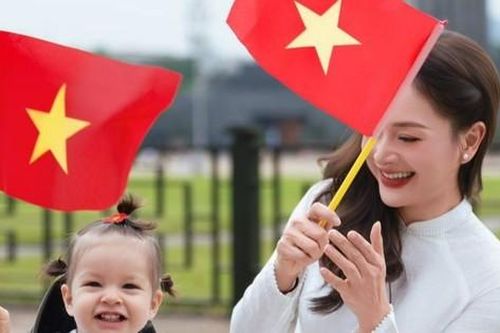 Dàn diễn viên phim giờ vàng mặc áo dài mừng đại lễ 30/4