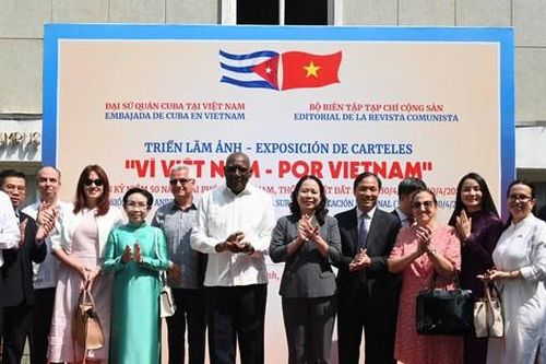 Lãnh đạo hai nước Việt Nam - Cuba dự khai mạc triển lãm 'Vì Việt Nam – Por Vietnam'
