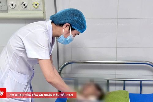 Phẫu thuật cứu sống bệnh nhi bị mảnh kính găm vào cổ