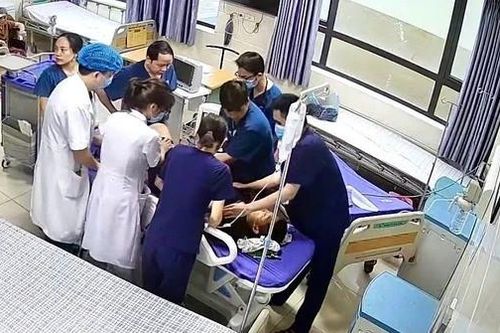 Giữa lằn ranh sống - chết rất áp lực, bác sĩ còn phải lo né đòn