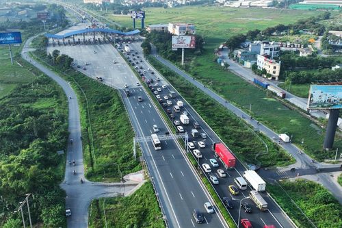 Niềm vui nghỉ lễ 30/4, 1/5: Ứng biến để không kẹt xe, nhích từng mét trên đường